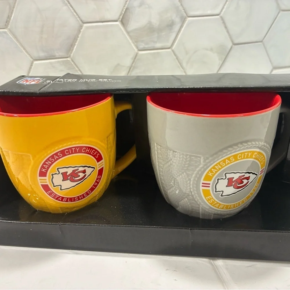 NFL Kansas City Chiefs Cable Knit Sweater Mug Set Logo NEW 18 Oz Coffee Cups Box
